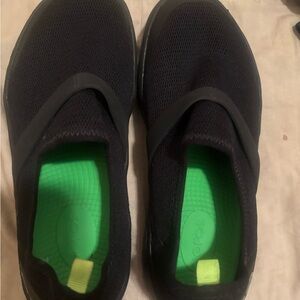 OOFOS recovery slip ons size 8 never worn